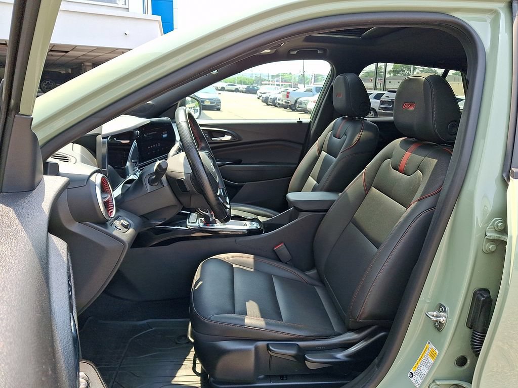 Certified 2024 Chevrolet Trax RS w/ Sunroof Package FWD image 18