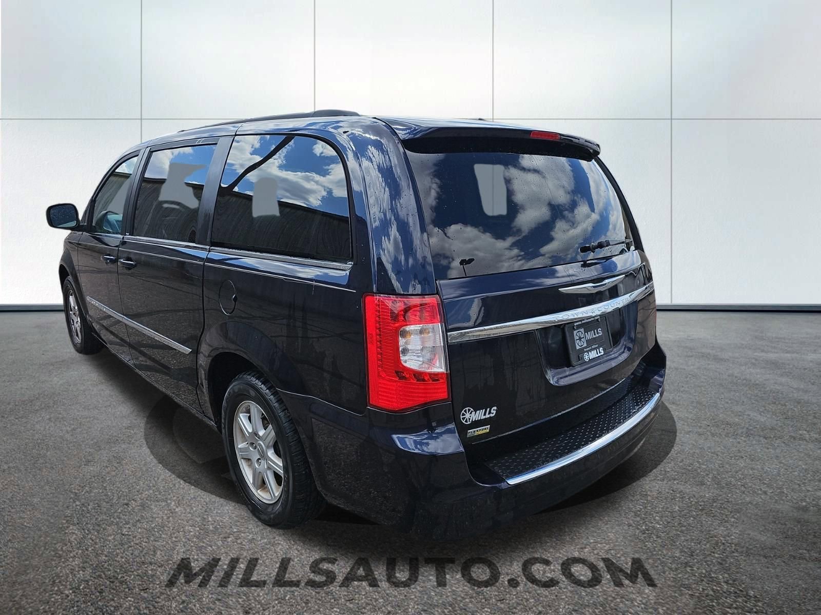 Used 2011 Chrysler Town & Country Touring FWD image 8