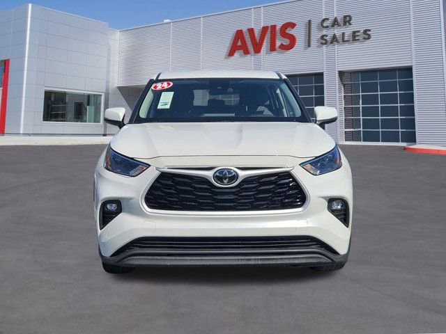 Used 2024 Toyota Highlander LE image 2