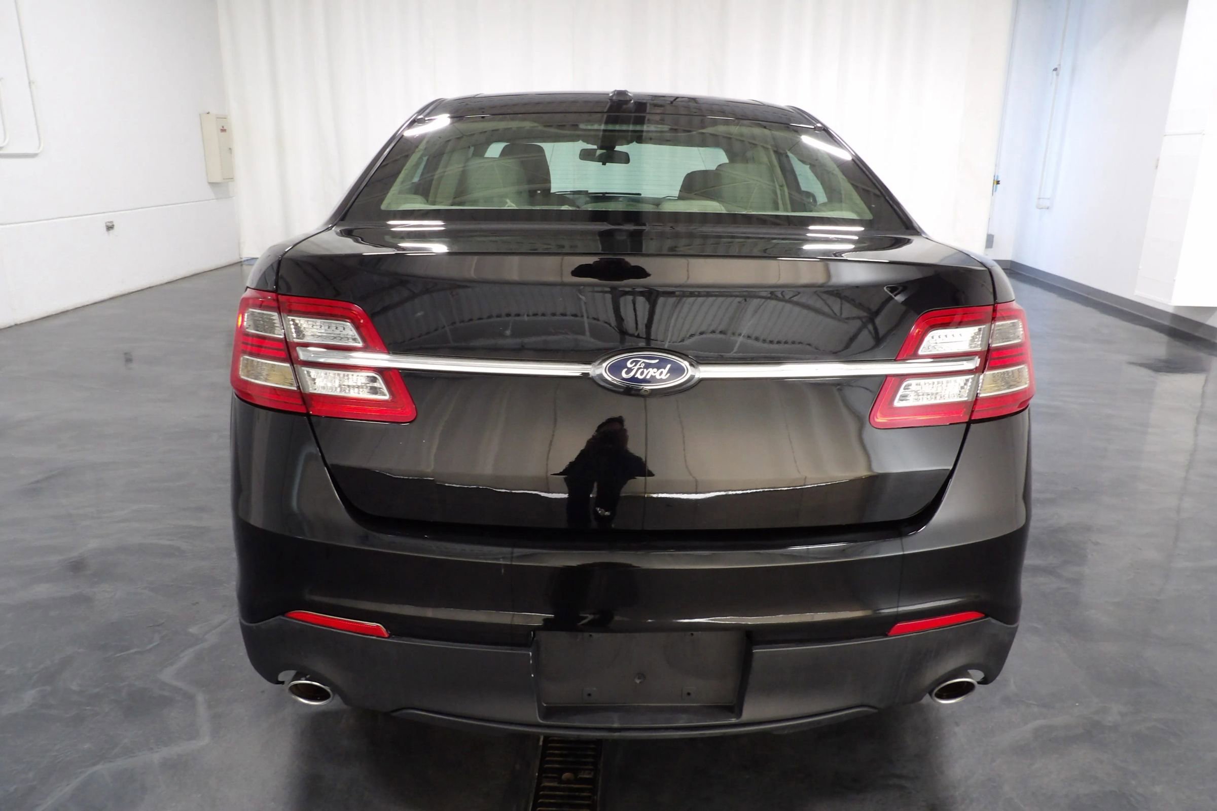 Used 2017 Ford Taurus SE image 5