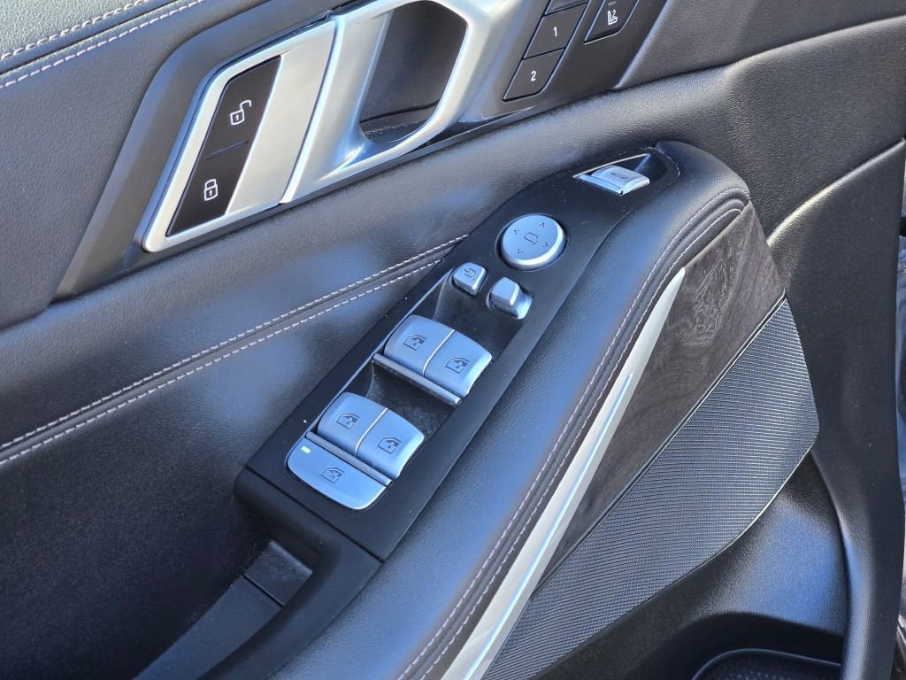 Used 2023 BMW X7 xDrive40i image 32