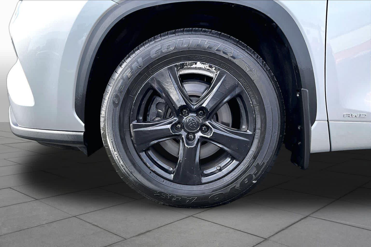 Used 2023 Toyota Highlander LE AWD/4WD image 11