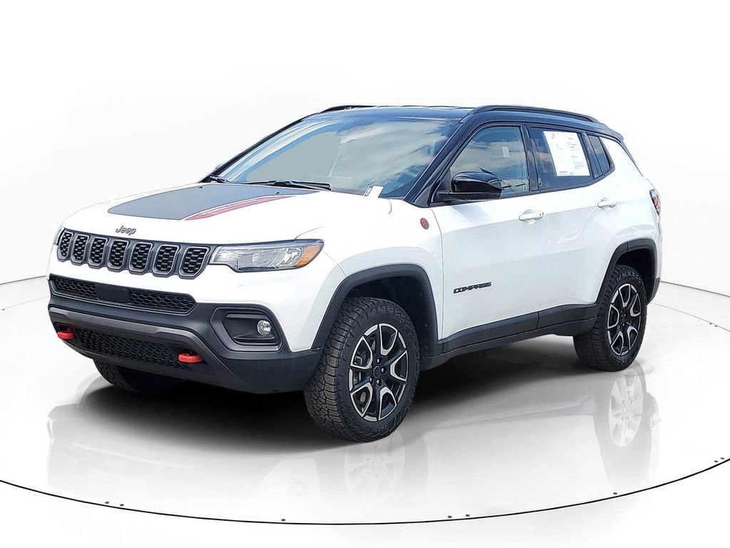 Used 2025 Jeep Compass Trailhawk w/ Trailhawk Convenience Group AWD/4WD image 2
