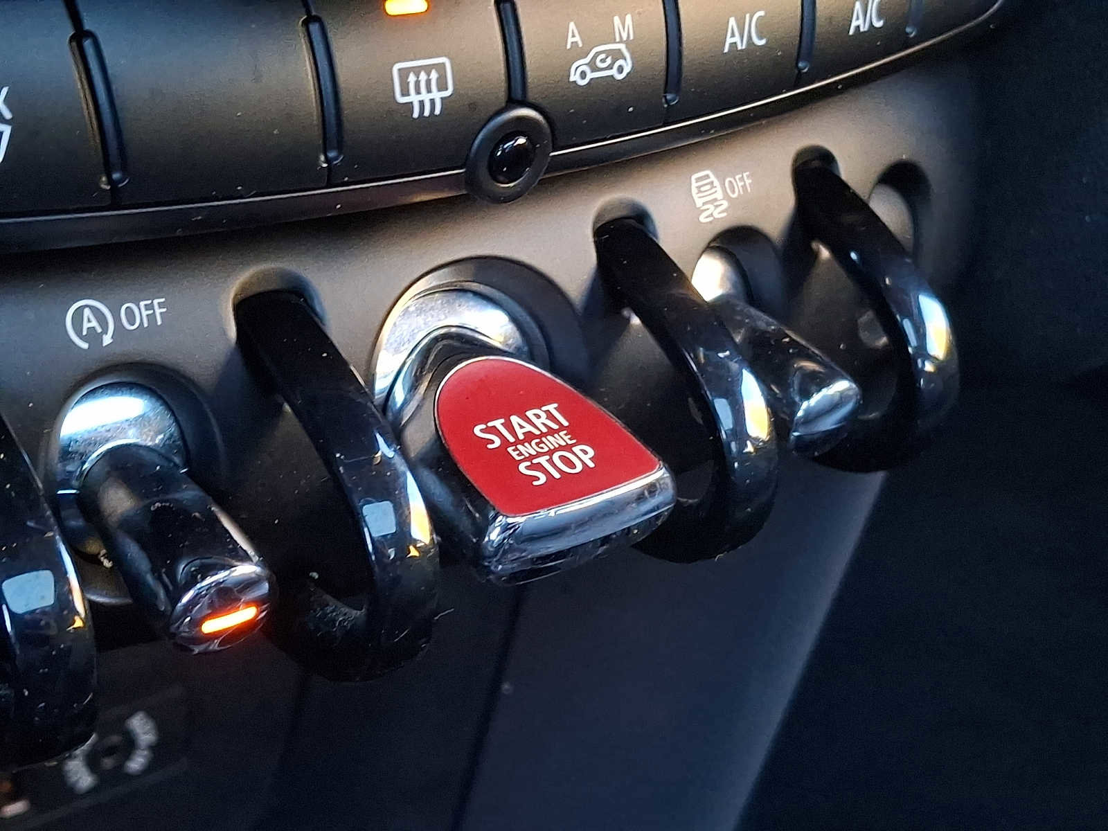 Used 2015 MINI Cooper 4-Door Hardtop image 23