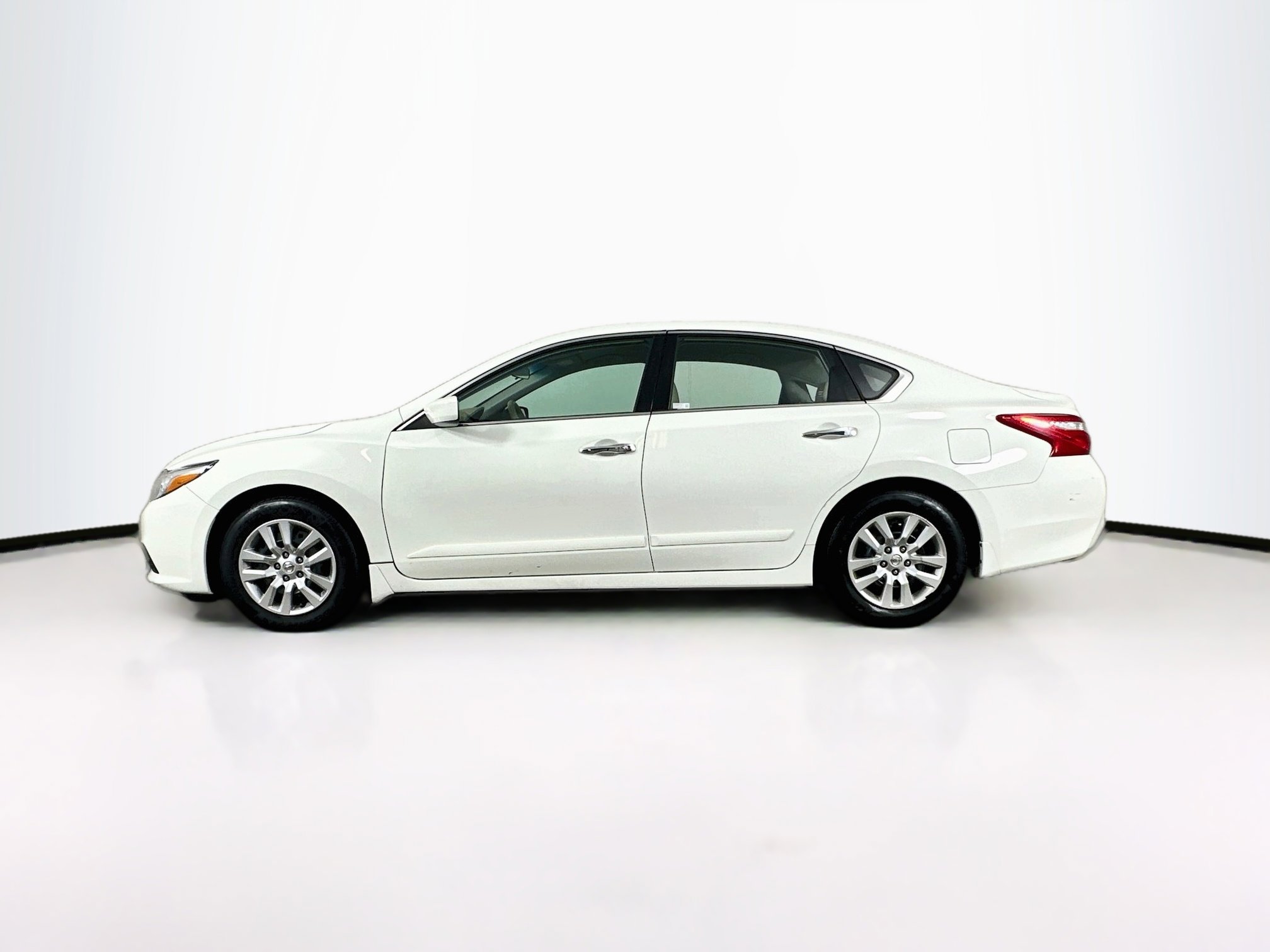 Used 2017 Nissan Altima 2.5 S w/ Power Driver Seat Package FWD image 4