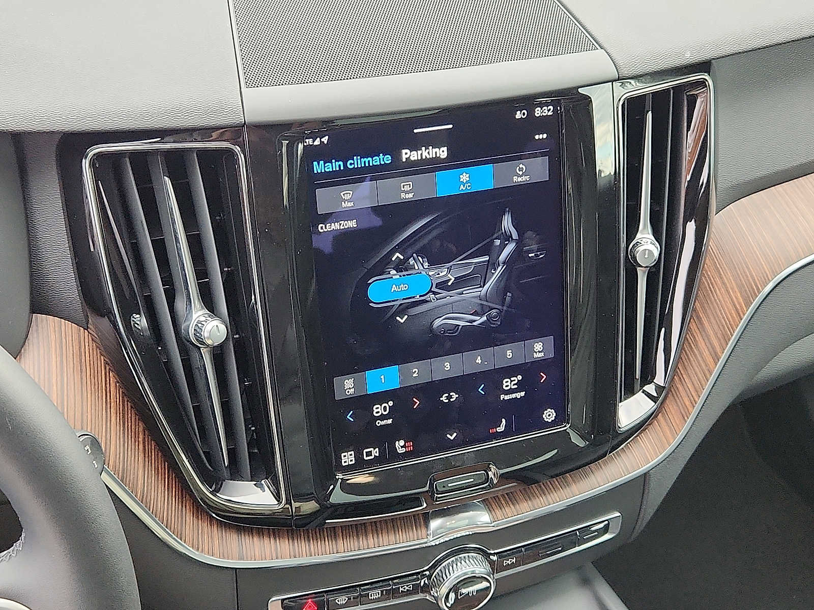 Certified 2023 Volvo XC60 B5 Plus w/ Climate Package image 15