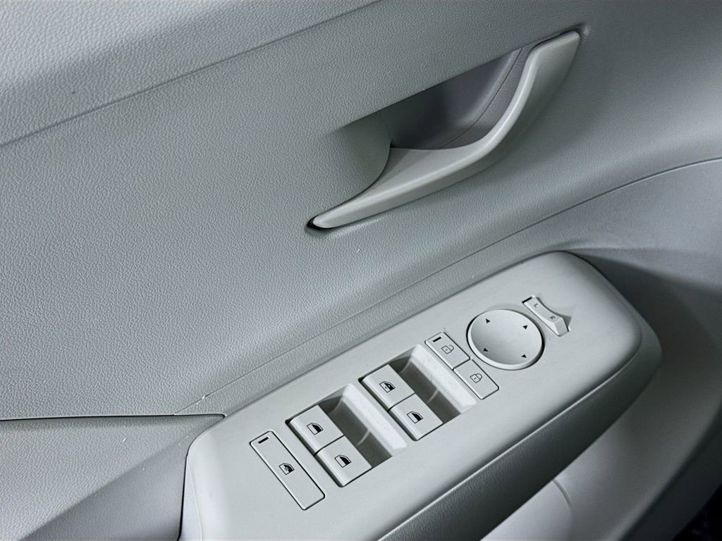 Used 2025 Hyundai Kona SEL image 18