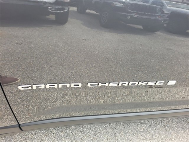 New 2025 Jeep Grand Cherokee Limited image 3