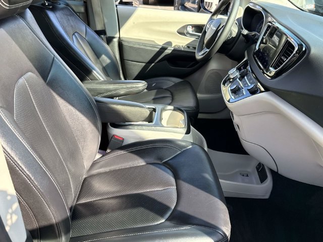 Used 2024 Chrysler Pacifica Touring-L FWD image 10