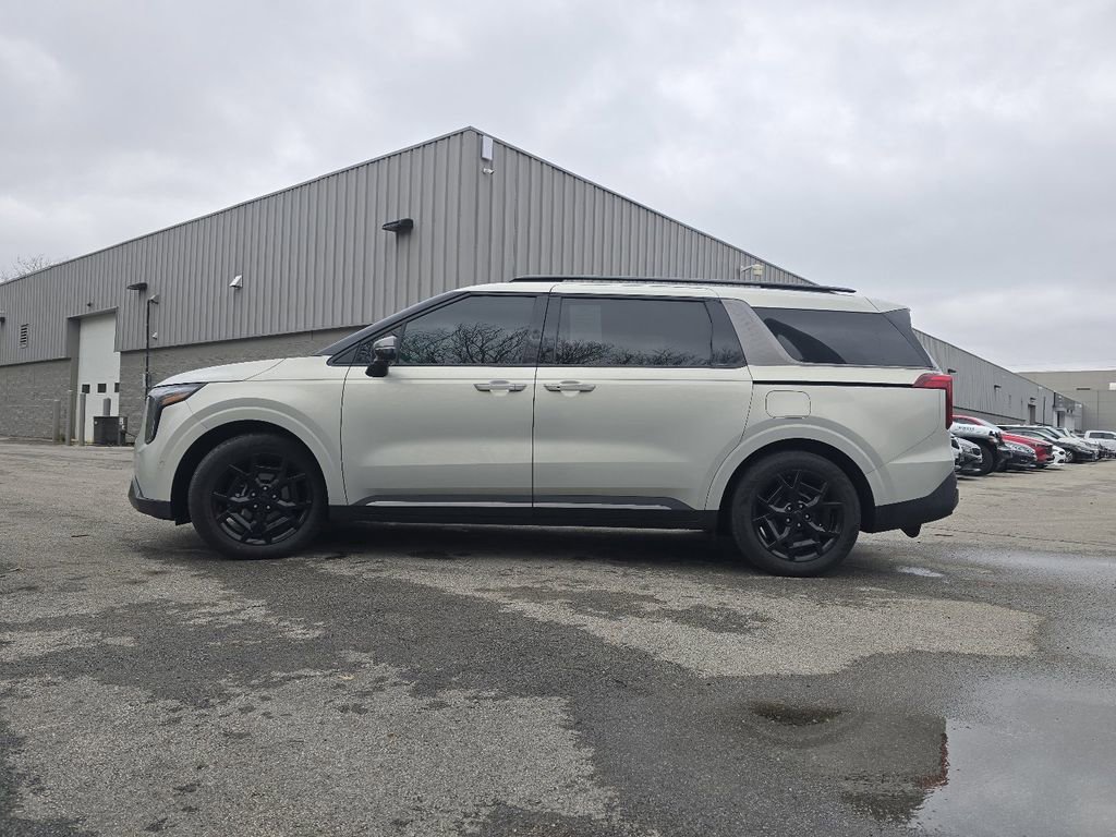 Used 2025 Kia Carnival SX w/ SX Dark Edition Package image 12