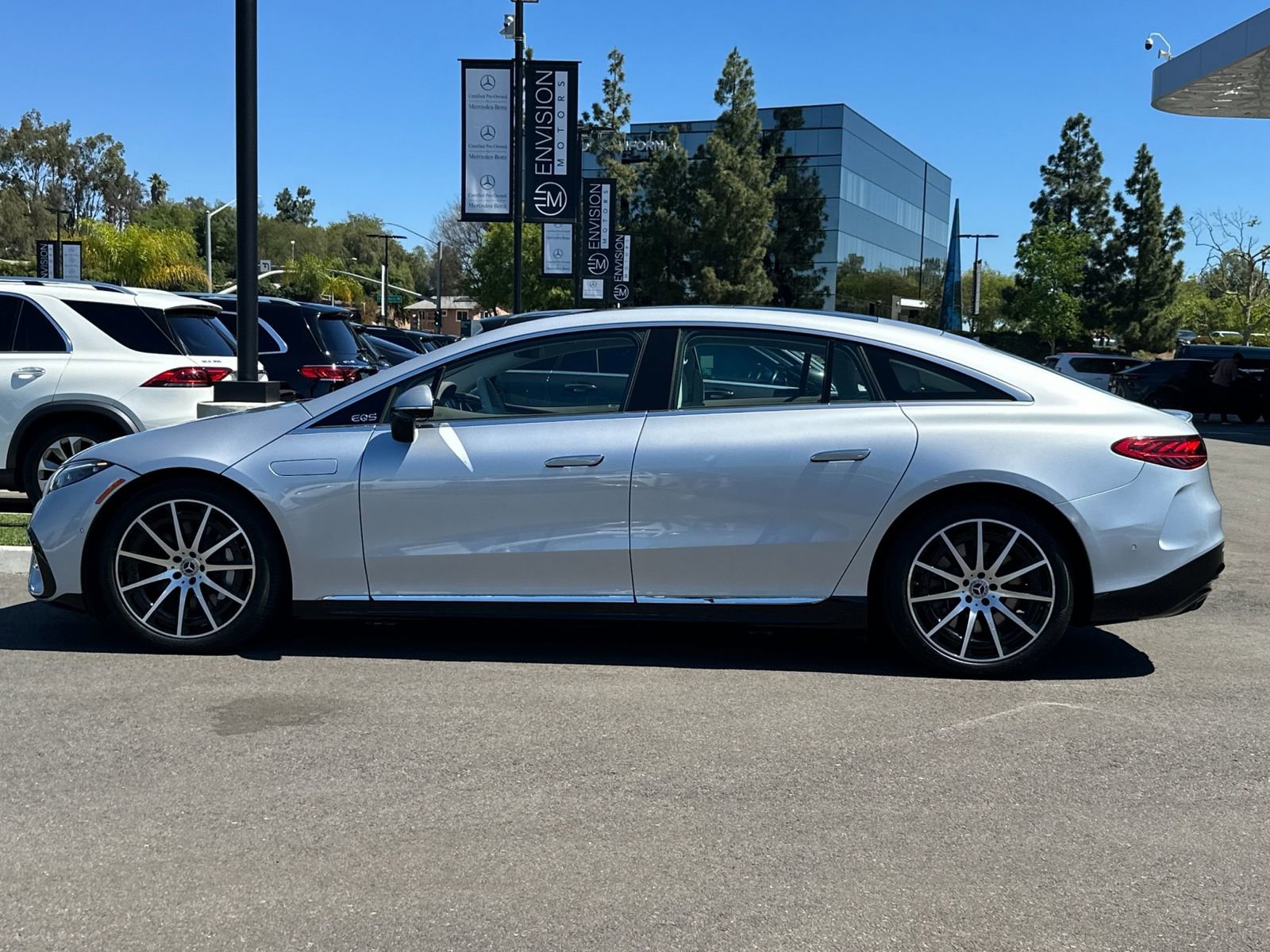 Certified 2022 Mercedes-Benz EQS 580 4MATIC Sedan w/ Exclusive Trim Package image 5