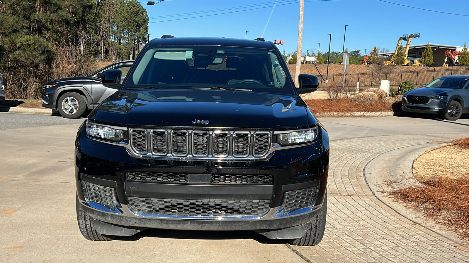 Used 2023 Jeep Grand Cherokee L Laredo image 3