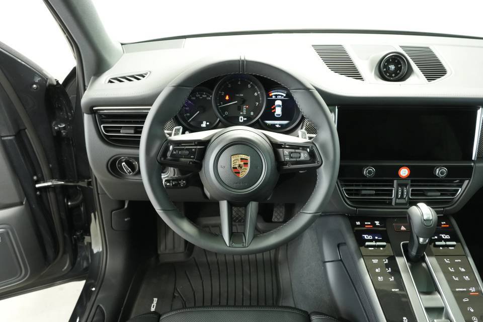 Certified 2026 Porsche Macan AWD/4WD image 13