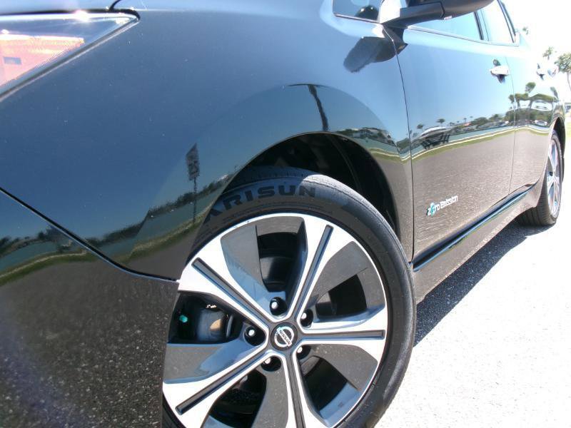 Used 2018 Nissan Leaf SV w/ SV Technology Package FWD image 4