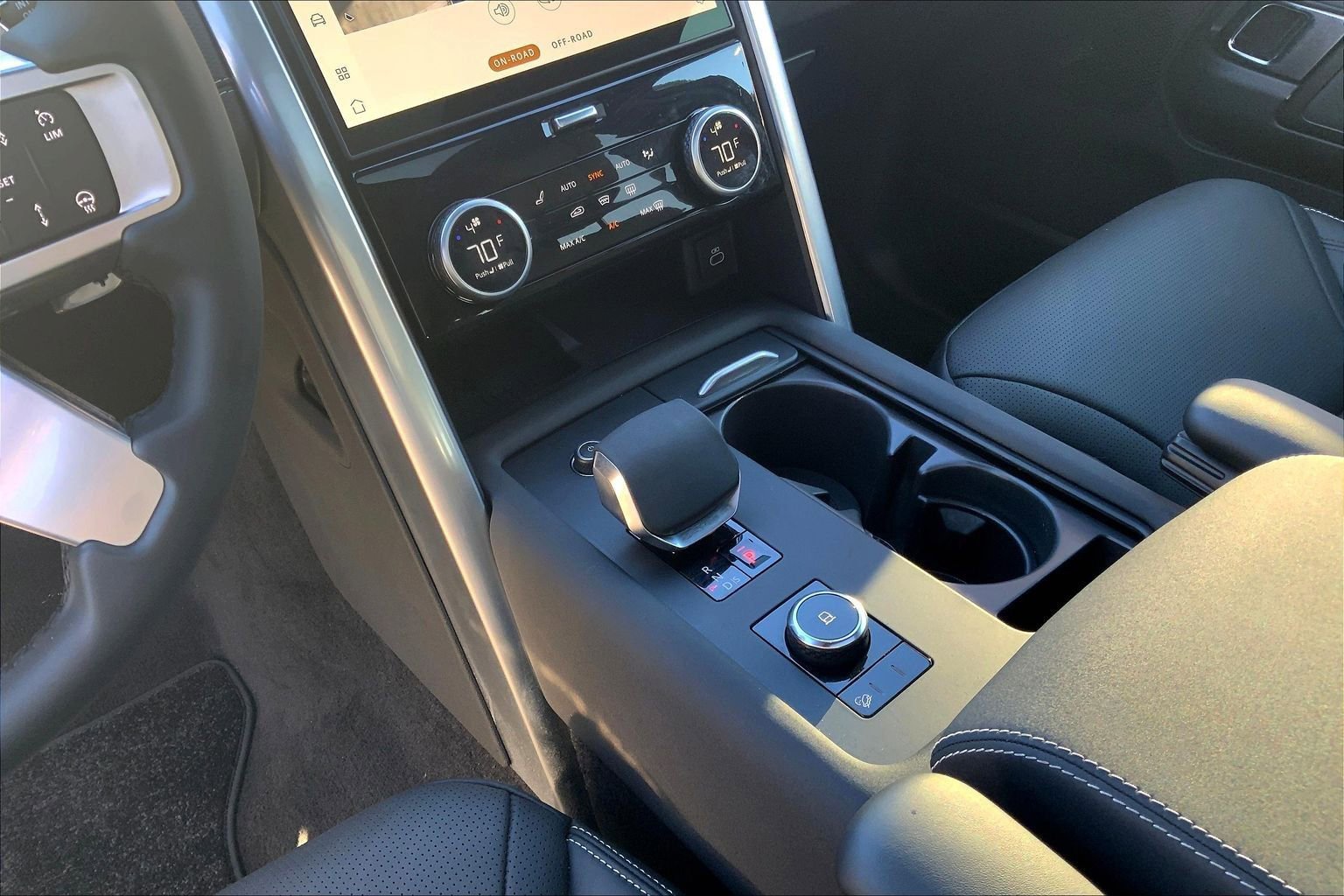 Used 2025 Land Rover Discovery Dynamic SE AWD/4WD image 16