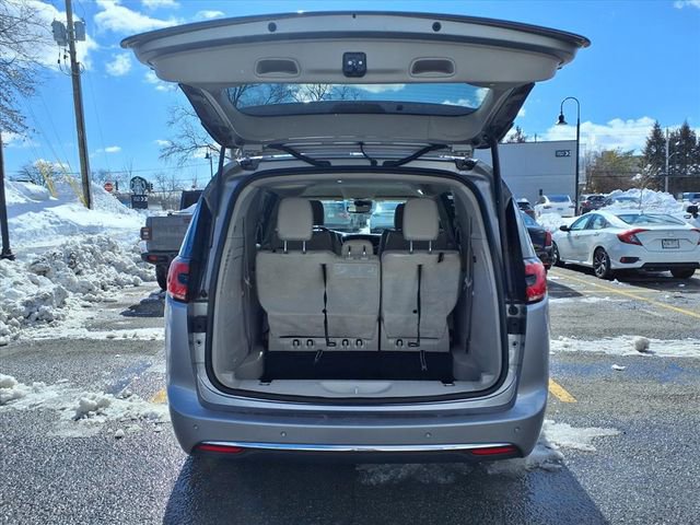 Used 2021 Chrysler Pacifica Touring-L FWD image 9