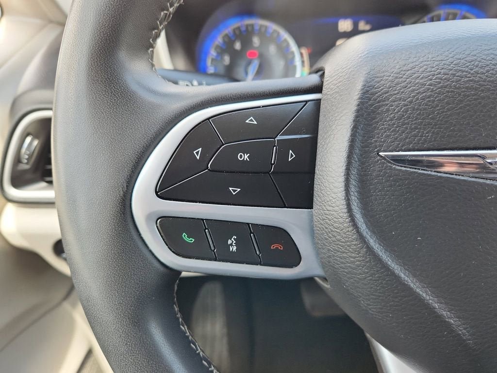 Used 2023 Chrysler Pacifica Touring-L FWD image 25