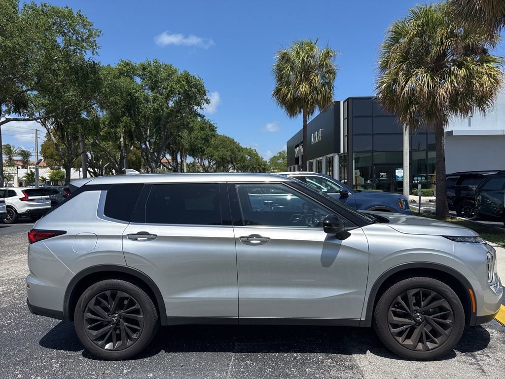 Used 2022 Mitsubishi Outlander SE image 6