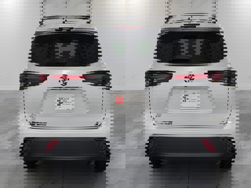 Certified 2025 Toyota Highlander LE image 8