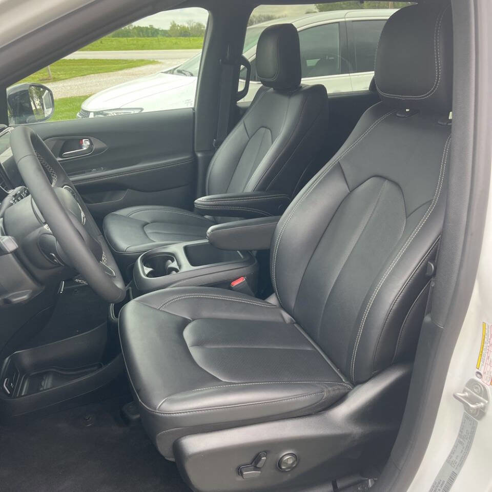 Used 2026 Chrysler Pacifica Select FWD image 9