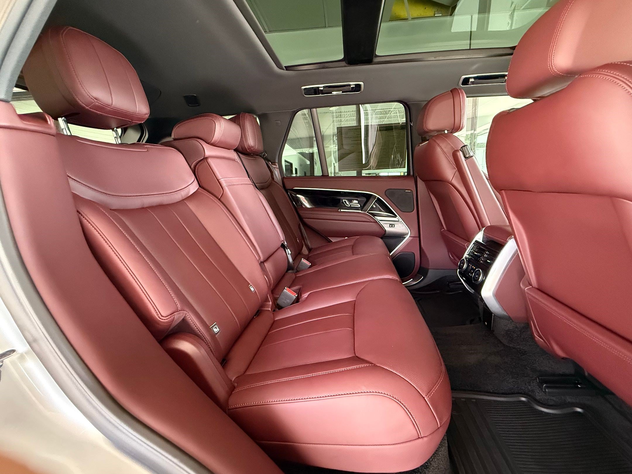 Certified 2025 Land Rover Range Rover SE AWD/4WD image 24