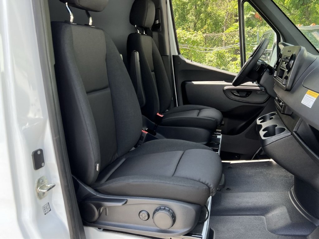Used 2025 Mercedes-Benz Sprinter 2500 image 27