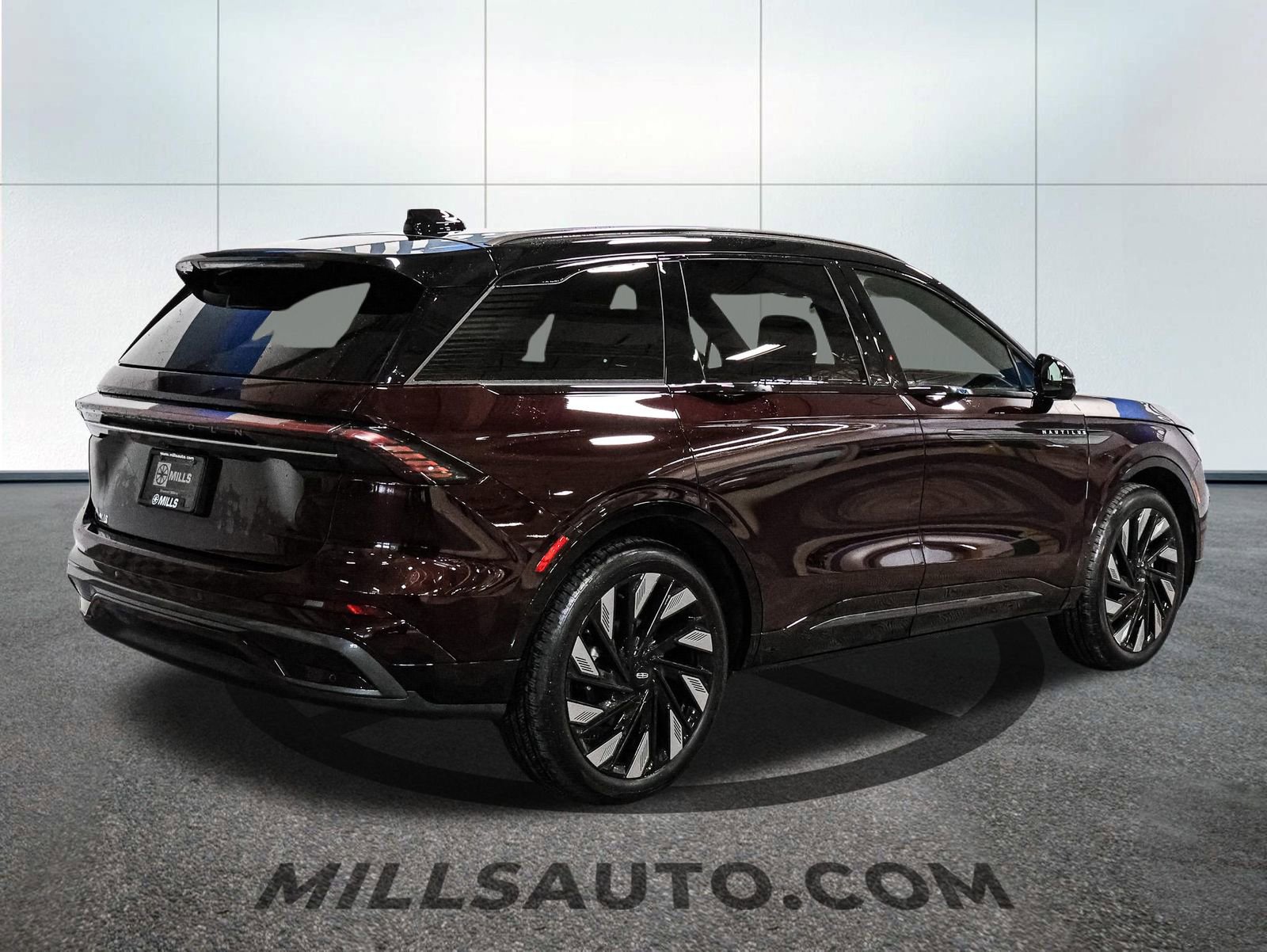 Used 2025 Lincoln Nautilus Reserve w/ Jet Appearance Package image 8