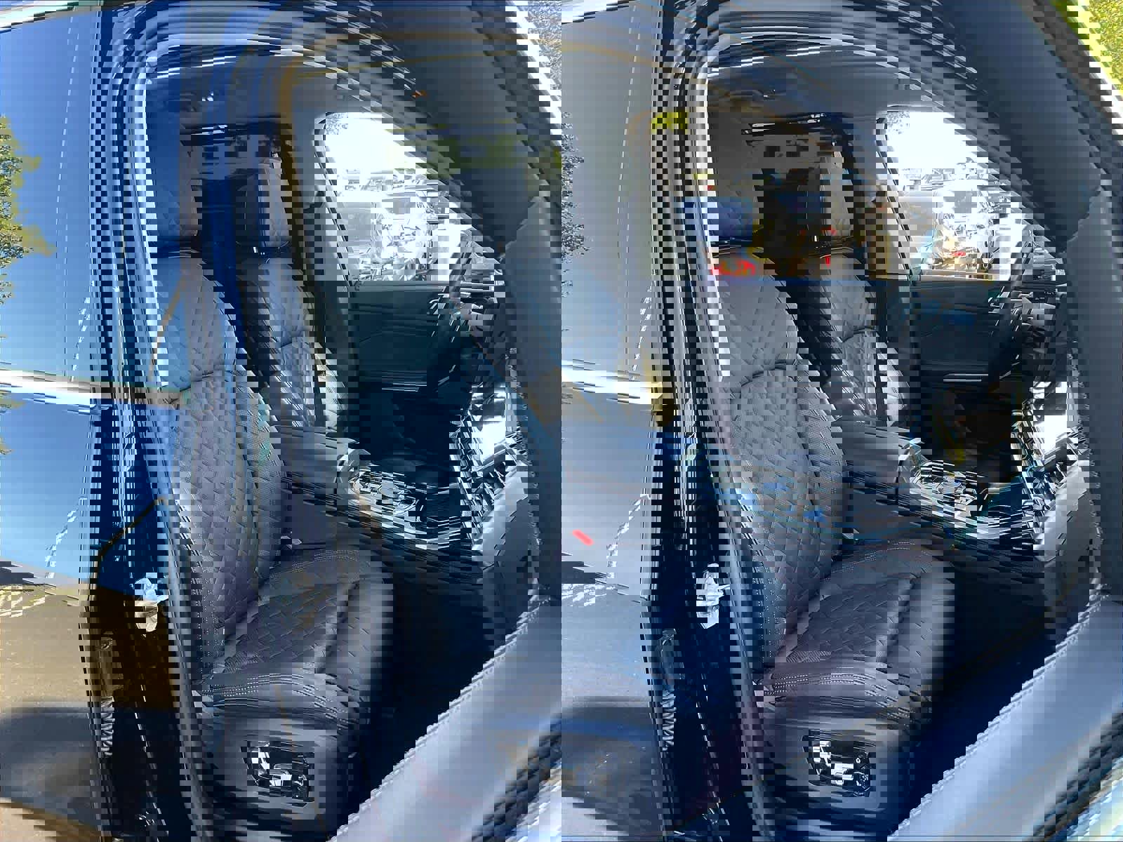 Used 2023 BMW X7 xDrive40i w/ Premium Package image 9