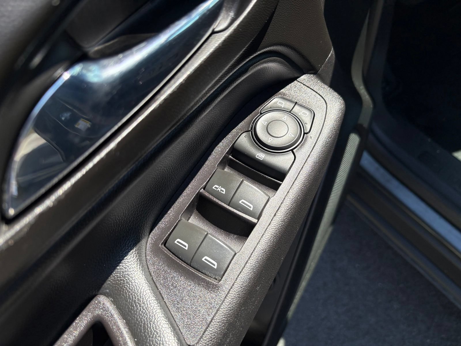 Used 2018 Chevrolet Equinox LT AWD/4WD image 25