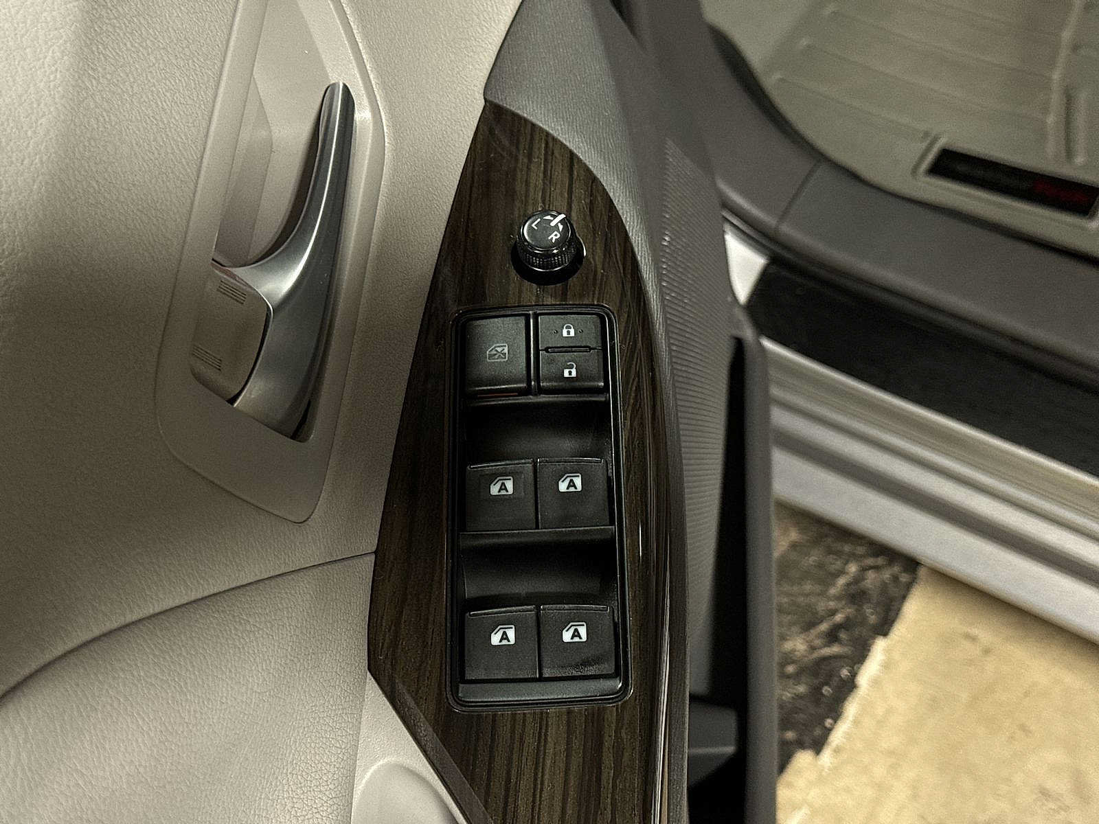 Used 2015 Toyota Sienna XLE w/ XLE Navigation Package FWD image 24