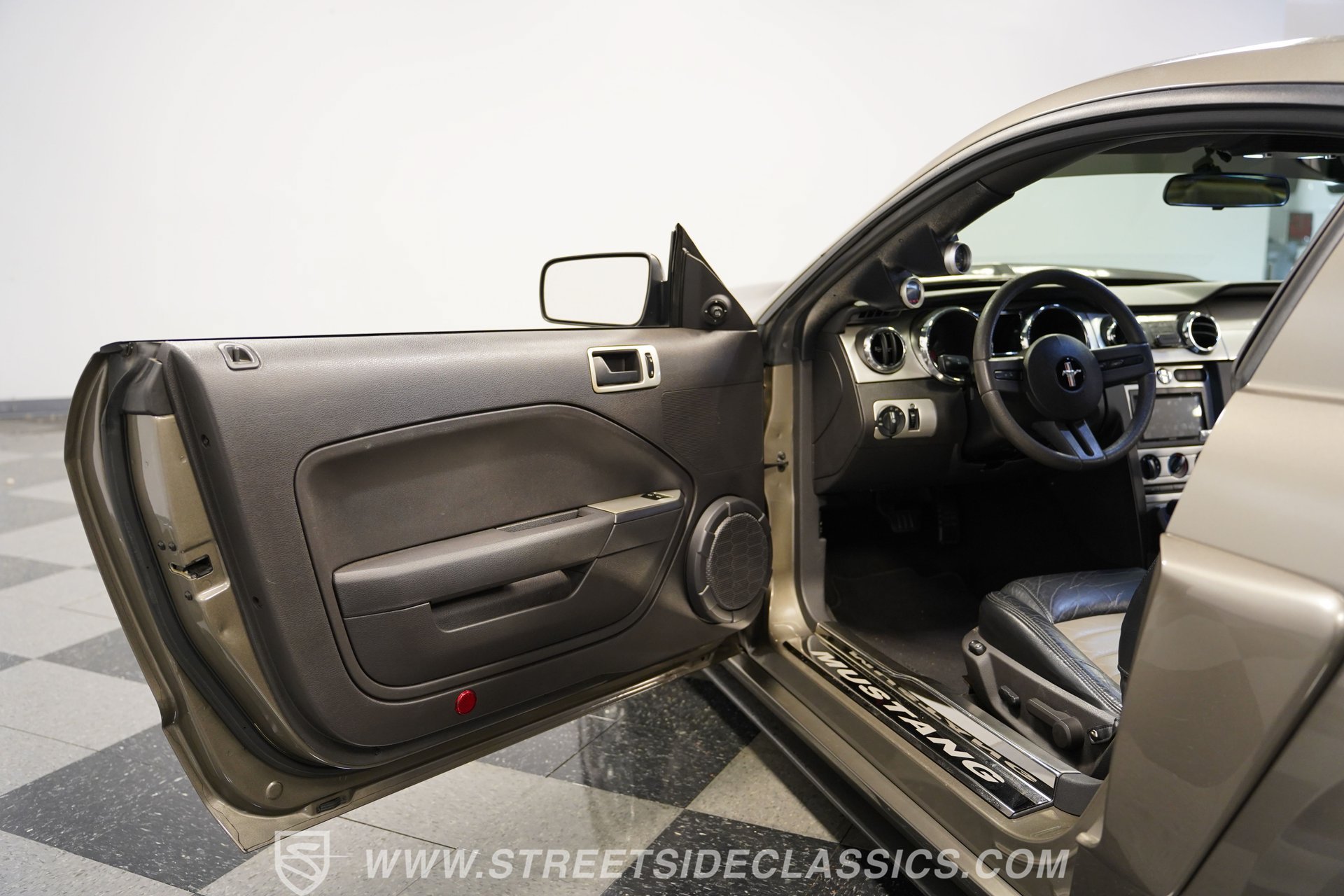 Used 2005 Ford Mustang GT RWD image 37