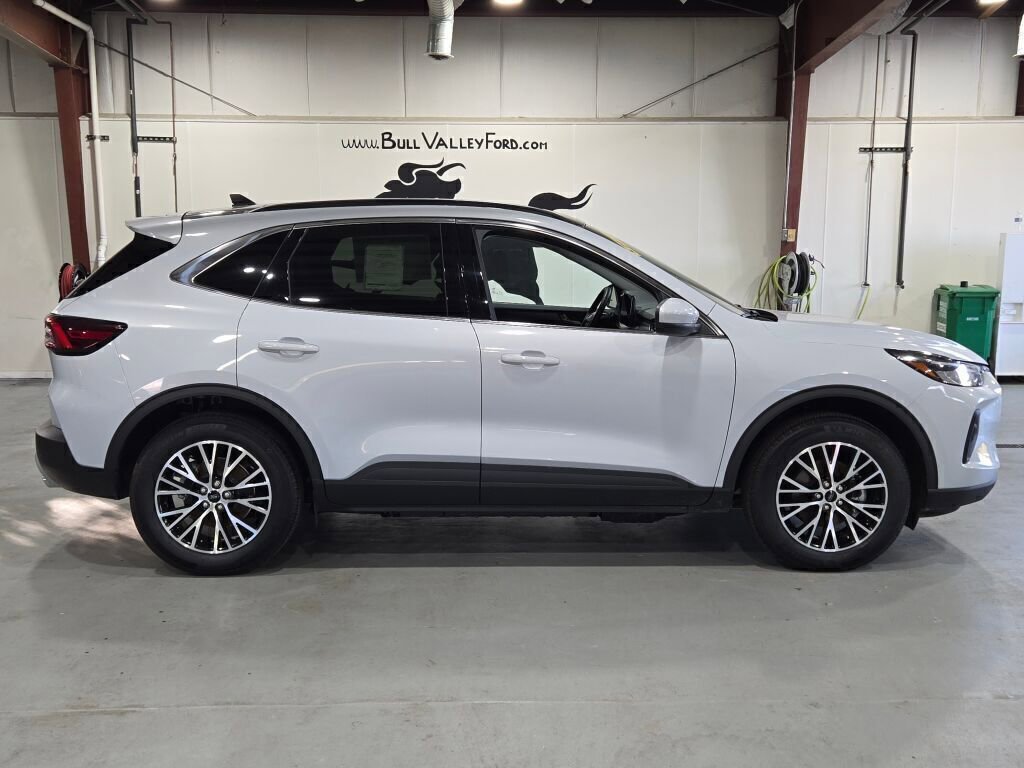 New 2025 Ford Escape SE w/ Class II Trailer Tow Package image 6