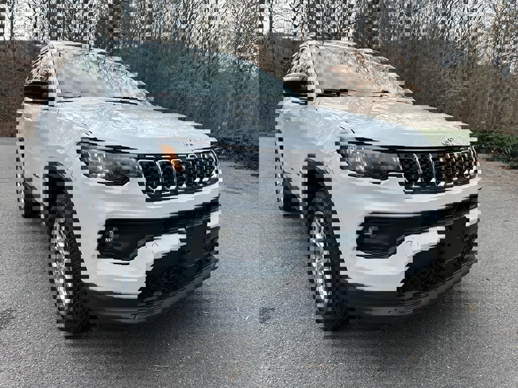 Used 2024 Jeep Compass Latitude image 1