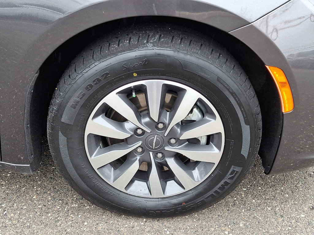 Used 2023 Chrysler Pacifica Touring-L image 9