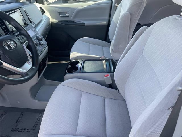 Used 2020 Toyota Sienna LE w/ Carpet Mat Package image 18
