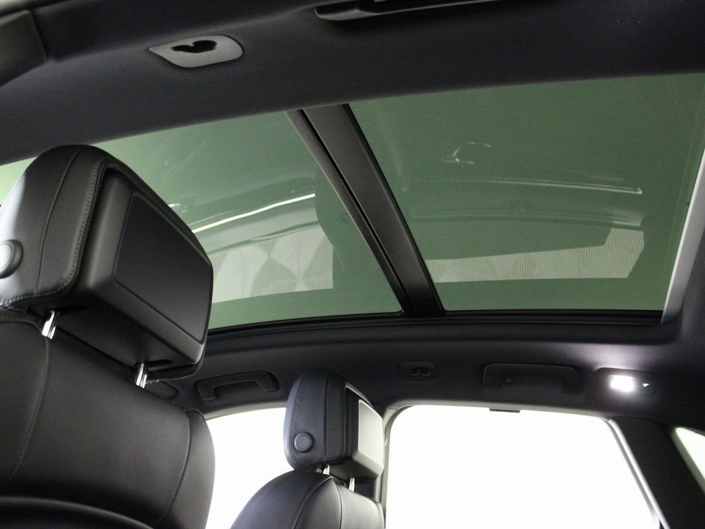 Certified 2025 Porsche Macan Turbo image 20