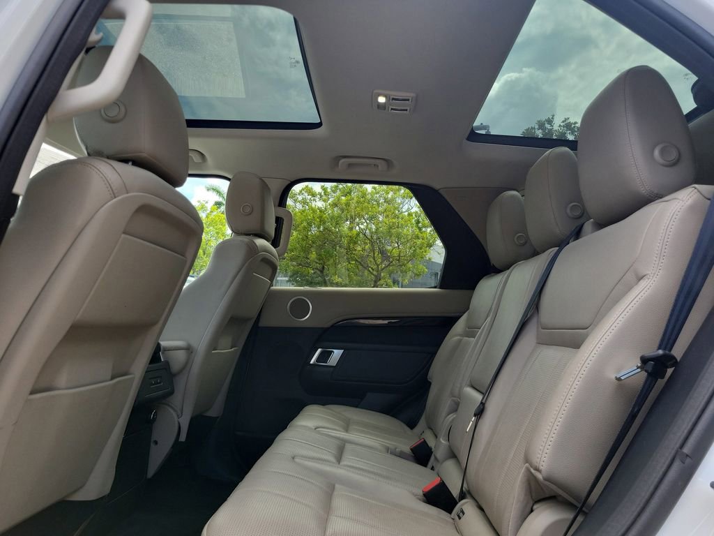 Used 2017 Land Rover Discovery SE AWD/4WD image 15