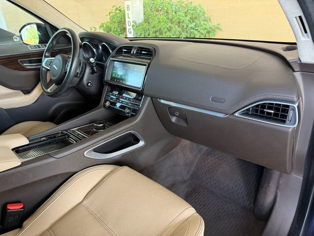 Used 2019 Jaguar F-PACE Prestige image 40