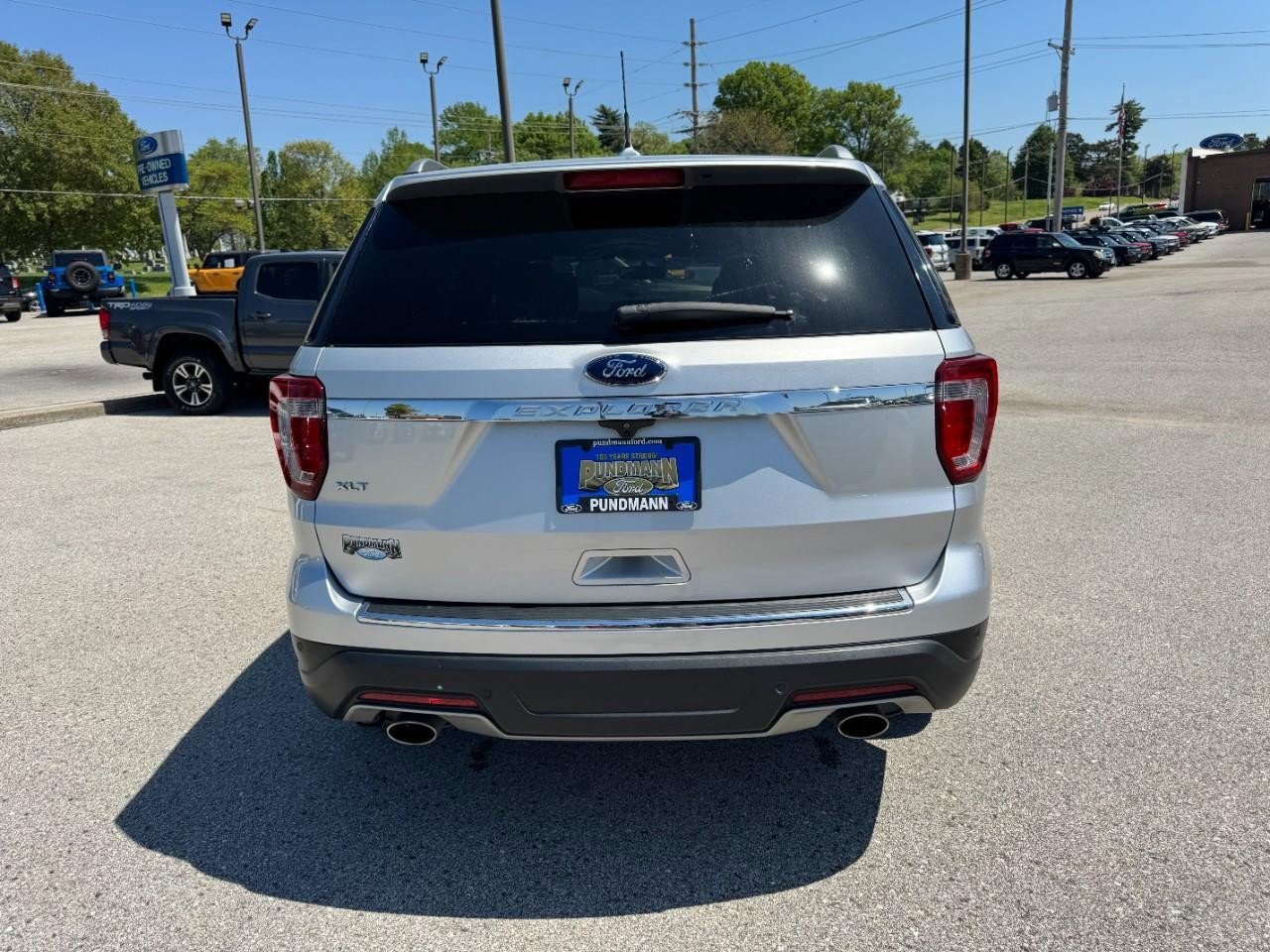 Used 2018 Ford Explorer XLT w/ Equipment Group 202A FWD image 4