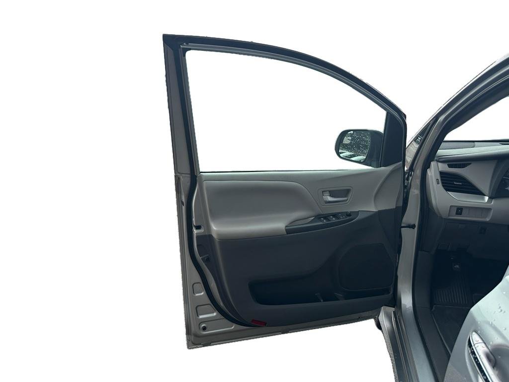 Used 2020 Toyota Sienna LE w/ LE Preferred Package FWD image 6