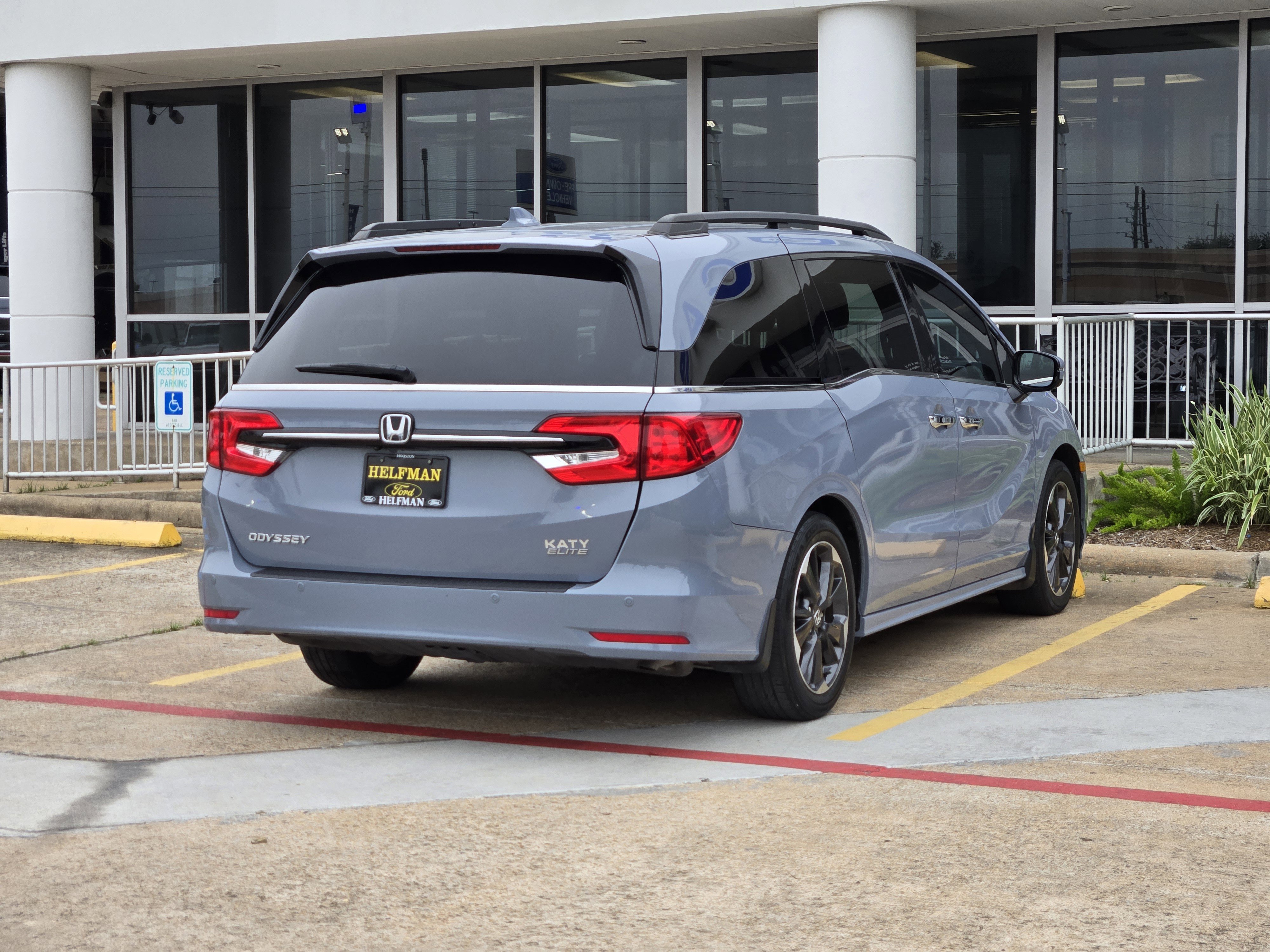 Used 2024 Honda Odyssey Elite image 4