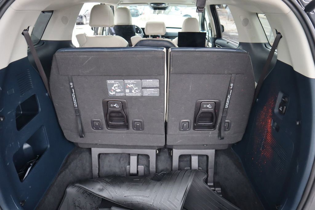 Used 2025 Kia Carnival SX FWD image 32