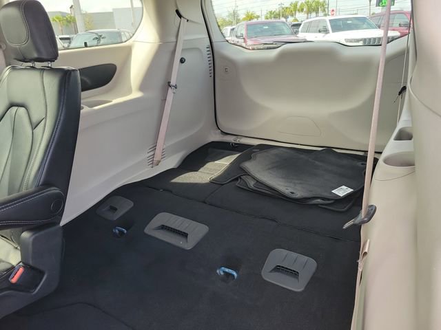 Used 2022 Chrysler Pacifica Touring-L image 13