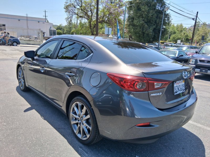 Used 2018 MAZDA MAZDA3 Touring FWD image 4