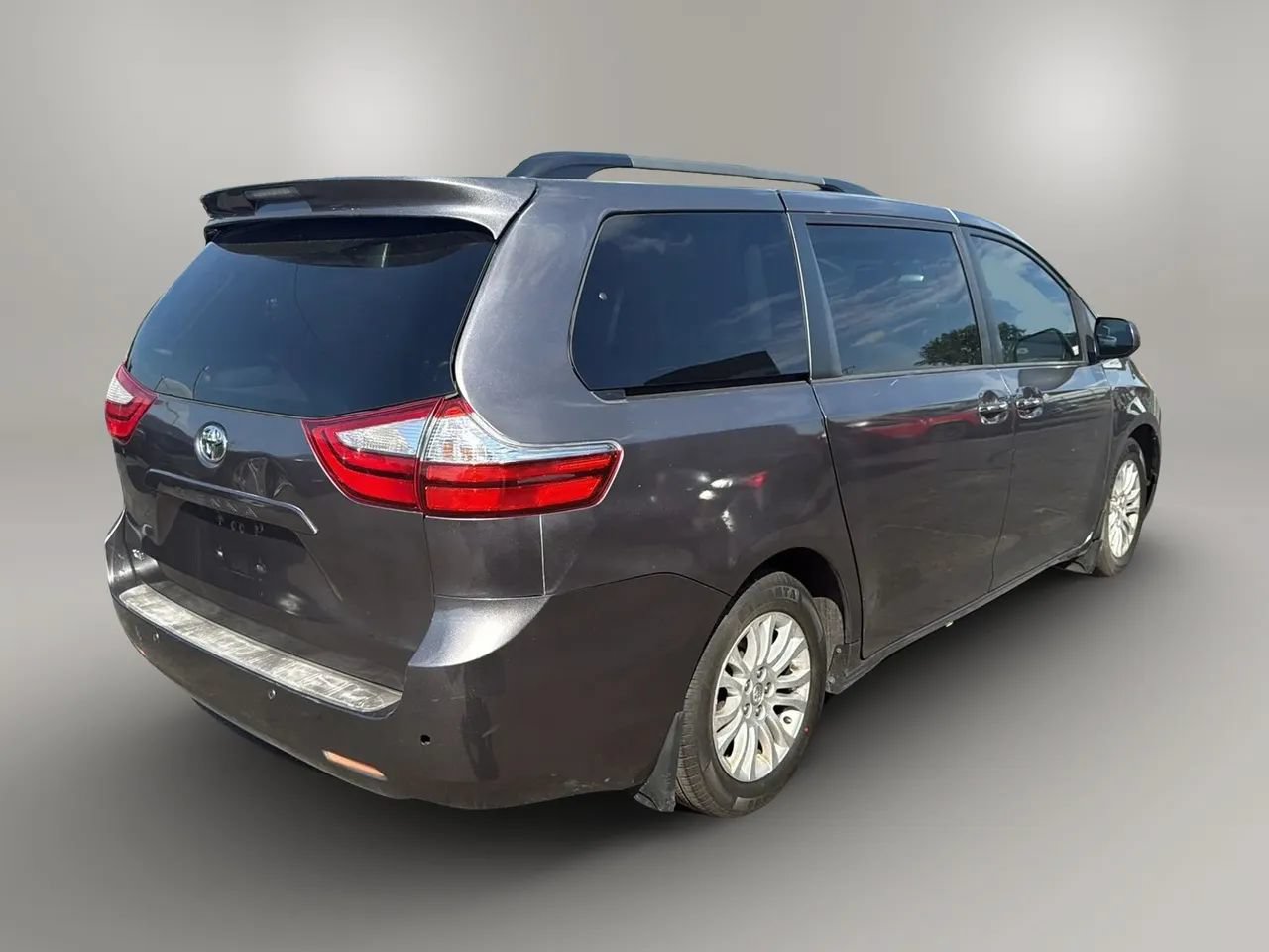 Used 2015 Toyota Sienna XLE w/ XLE Navigation Package FWD image 5