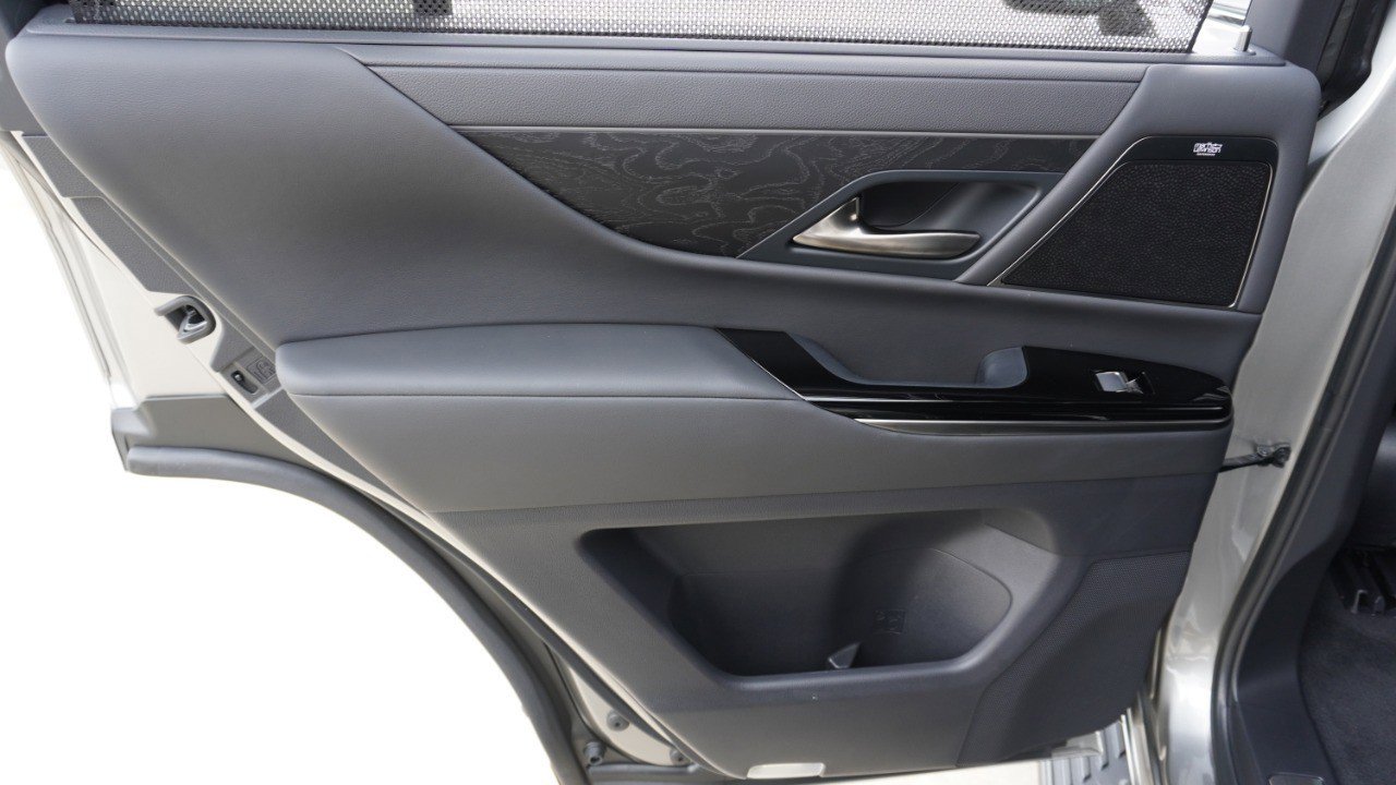 Used 2024 Lexus LX 600 4WD w/ Luxury Package image 36