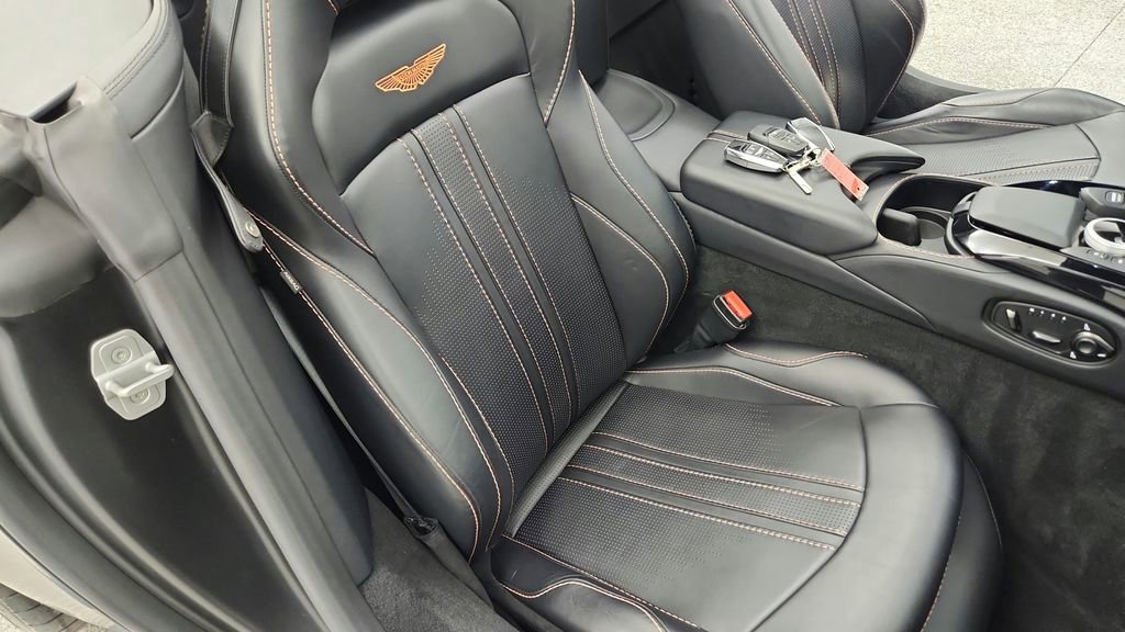 Used 2022 Aston Martin V8 Vantage Roadster image 28