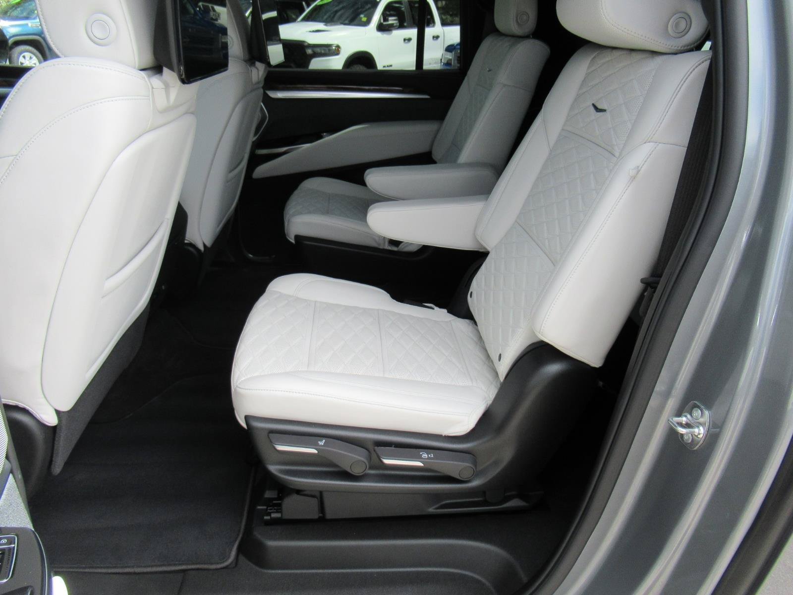 Certified 2026 Cadillac Escalade ESV Platinum Sport w/ LPO, ONYX Package AWD/4WD image 40
