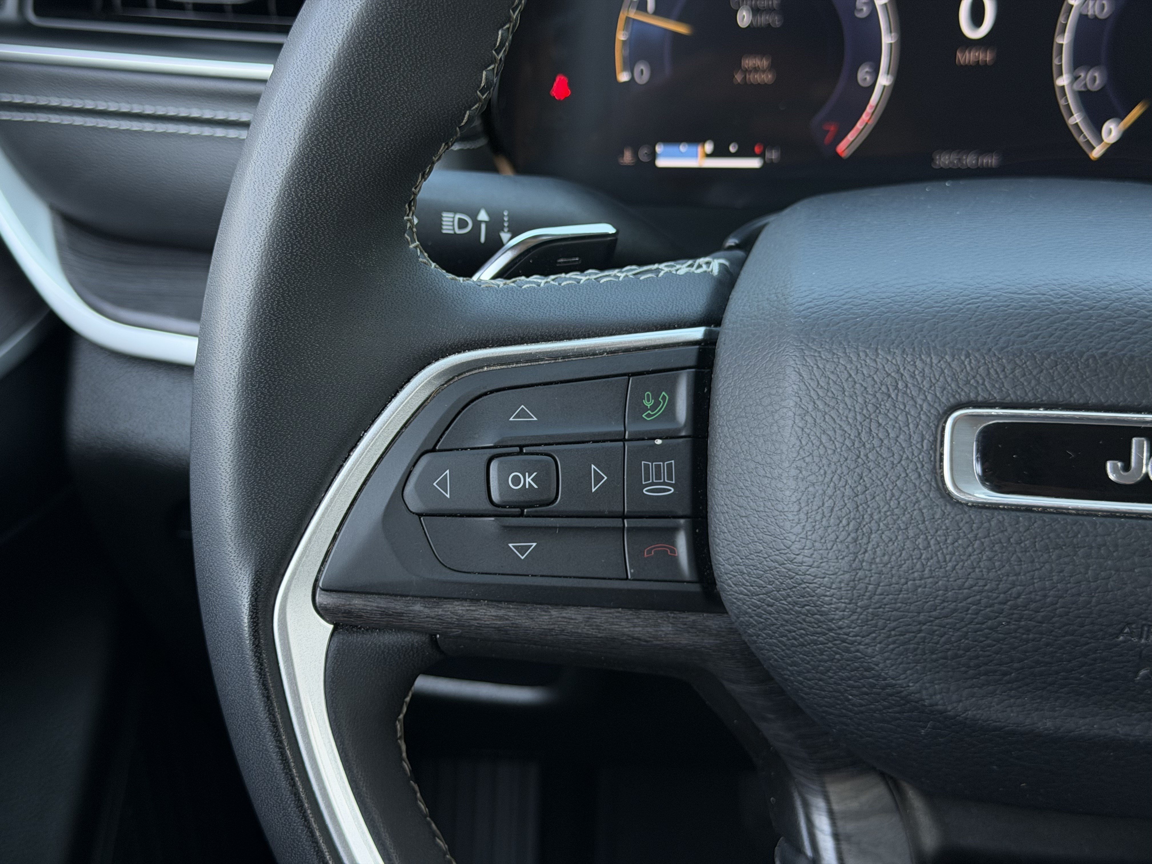 Used 2023 Jeep Grand Cherokee Limited AWD/4WD image 18