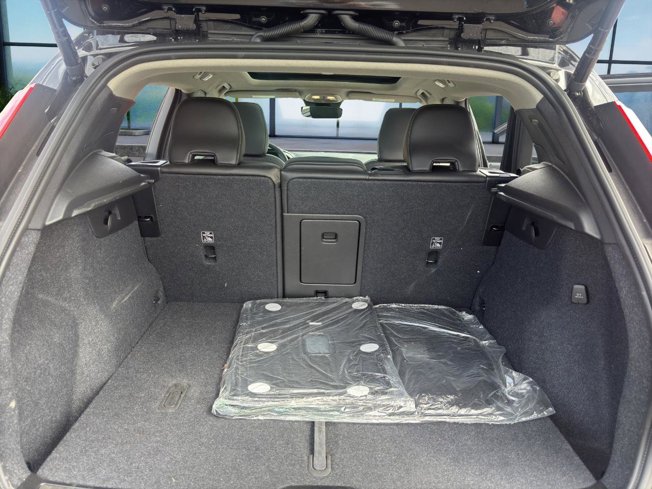 Used 2025 Volvo XC40 B5 Plus image 20